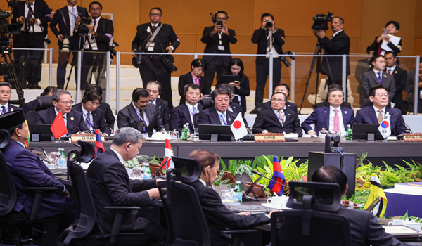 PM China, Li Qiang (dari kiri), Menteri Luar Jepun, Motegi Toshimitsu dan Presiden Korea Selatan, Lee Jae Myung pada Sidang Kemuncak ASEAN+3 ke-28 di KLCC pada 27 Okt. 2025/BERNAMA